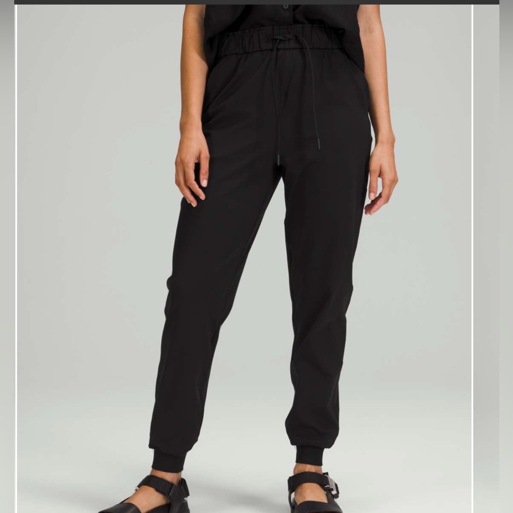 lululemon women’s size 6 black Joggers. EUC